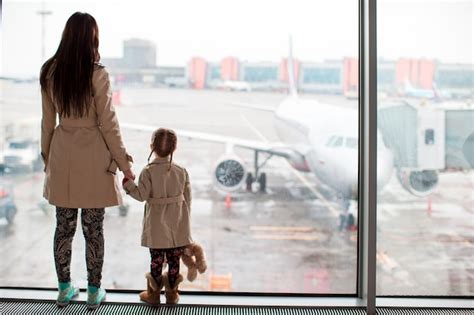 Madre Y Niña En El Aeropuerto Esperando El Embarque Foto Premium