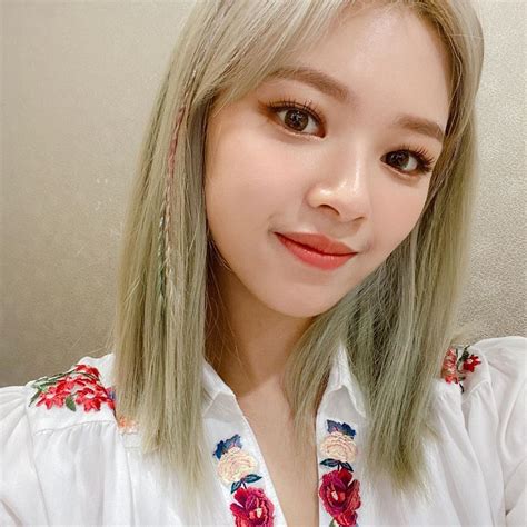 Jeongyeon Update On Instagram Twicetagram Nayeon Momo Signal Twice