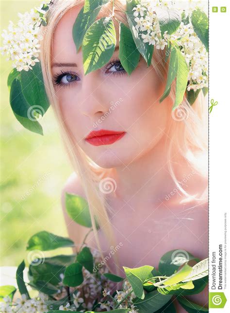 Fille Nue Avec Des Fleurs Photo Stock Image Du Fille