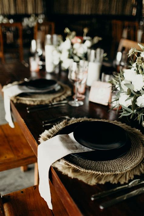 I love to set a pretty table and i really like the look of charger plates. Black plates for table setup Tulum in 2020 | Charger ...