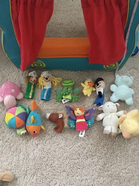 Manhattan Toy Puppettos Theatre Stage And 13 Pieces Finger Puppets