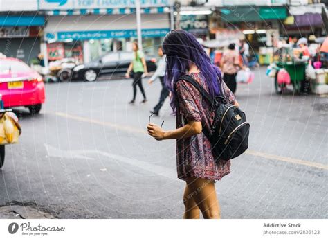 Hübsche Asiatische Frau Auf Der Straße Ein Lizenzfreies Stock Foto