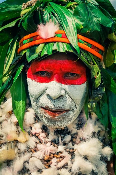 Femme Dans Le Costume Traditionnel En Papouasie Nouvelle Guinée Image