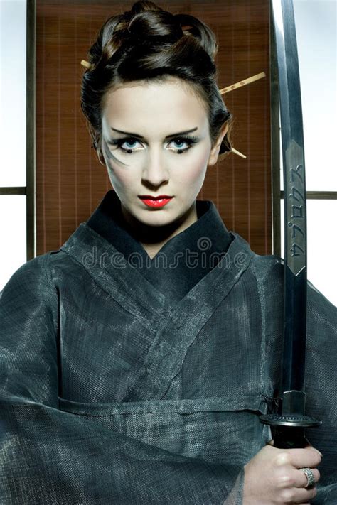 bella donna giapponese del kimono con la spada del samurai fotografia stock immagine di grigio