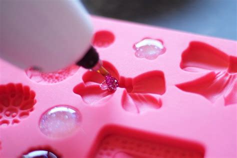 Tips For Filling The Hot Glue Mold Hot Glue Crafts Sewing Art