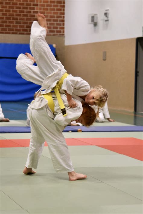 19 Mädchen und Jungen bestehen Judo Gürtelprüfung FC Greffen
