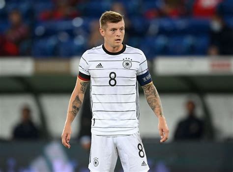 Toni kroos is 31 years old (04/01/1990) and he is 183cm tall. Real Madrid star Toni Kroos criticises Pierre-Emerick Aubameyang for his celebration