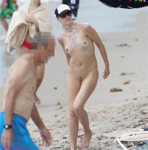 Gwen Stefani Nude On A Public Beach Nudeshots Free Download Nude Photo Gallery