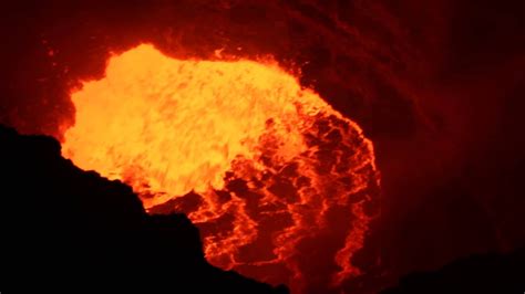 Volcan Masaya Magma con explosiones - YouTube