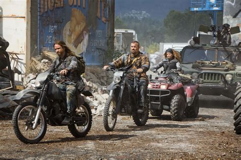 Falling Skies Season Premiere Photos And Description Skitters Are On Thin Ice