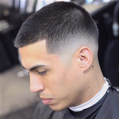 Los cortes de pelo hombre están divididos en tres categorías, que incluyen estilos para cabello corto, mediano y largo que tienen características únicas, cuando quieres hacer una declaración de moda en el trabajo o en tu casa, existe un estilo de cabello que complementara tu sentido del estilo. 20 Tipos De Cortes De Cabello Desvanecidos Para Destacar En
