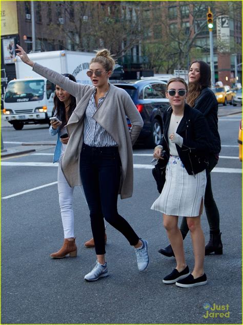 Gigi Hadid Successfully Hails A Cab In NYC Photo 671117 Photo