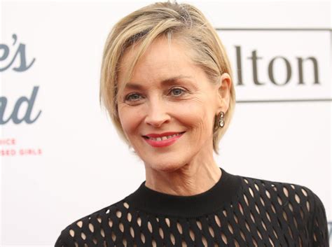 A Sus 63 Años Sharon Stone Se Muestra Recostada En Una Roca Y Luce Su