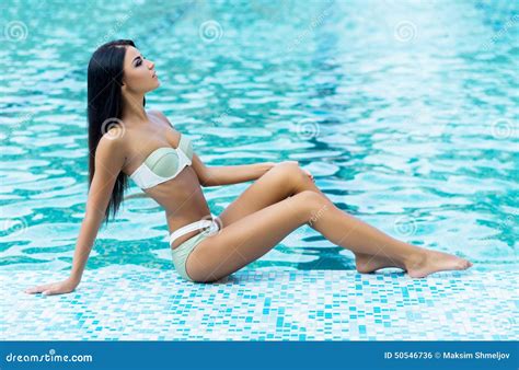 junge brunettefrau in einem badeanzug in einem pool stockfoto bild von bauch frau 50546736