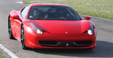 L'uscita della prima auto col marchio ferrari, la 125 s, ha plasmato i sogni di tutti: Guidare una Ferrari in pista - Circuito Ortona - regali 24