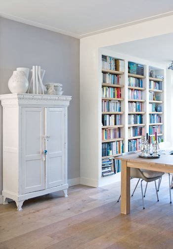 Op bovenstaande foto zie je een voorbeeld van een ingebouwde boekenkast met legplanken. Ingebouwde boekenkasten - Interieur Insider