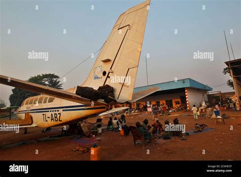 une famille déplacée par la violence intercommunautaire dans le pays s assoit près d un avion