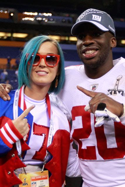 Katy Perry Dedicates Song To Tim Tebow At The Super Bowl Marie Claire Uk