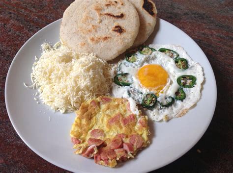 Desayunos Venezolanos Arepas Con Huevosquesos Desayuno Comida