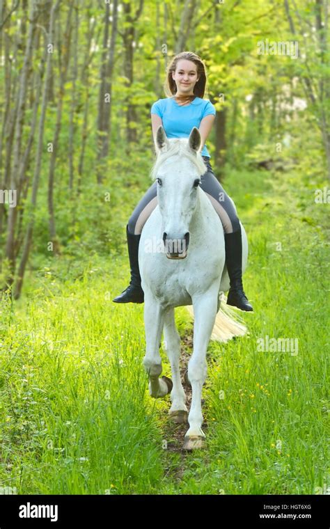 Junge Frau Reiten Ohne Sattel Und Bridleless Auf Rückseite Ein Graues Pferd Im Wald