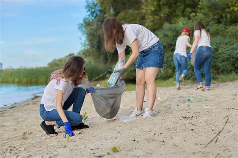 Premium Photo Diverse Group Of People Picking Up Trash In The Park