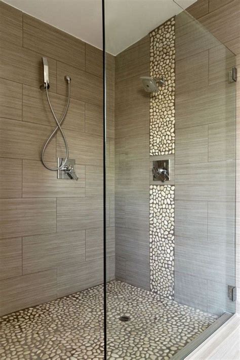 Idée décoration Salle de bain - Douche italienne avec frange de galets