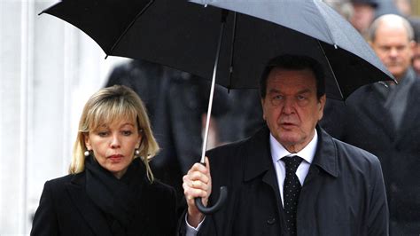 Kurioser Streitfall: Gerhard Schröder verklagt jetzt seine Ex-Frau