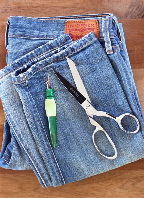 We're loving this new trend and. DIY: Bastas De Jeans Disparejas | Cut & Paste - Blog de Moda