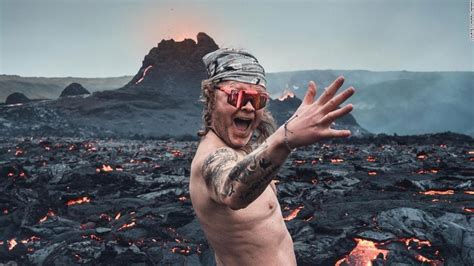 アイスランド男性噴火中の火山のそばでヌード披露 CNN co jp