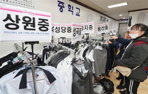 사마귀는 티눈에 비해 외관상으로 볼 때 상대적으로 표면이 고르지 않고 울퉁불퉁하며, 결정적으로 외곽의 각질층을 걷어내고 보면 작은 점 모양의 붉거나 검은 점들(점상출혈)이 관측된다.2. 동복 한 번 못 입고 하복 시즌…교복업계는 발 동동