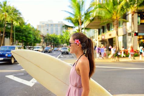 Surfer De Femme De Ressac De Ville Avec La Planche De Surf Dans Waikiki