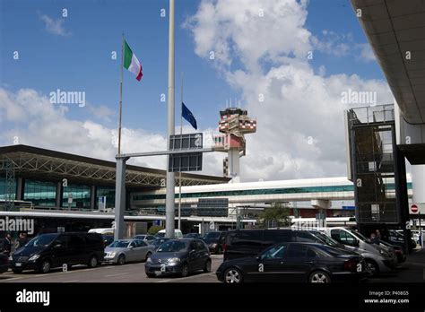 Italia Europa Los Romaníes El Aeropuerto De Fiumicino El Aeropuerto