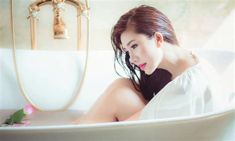 [フリー写真] 服のままお風呂に入る女性でアハ体験 Gahag 著作権フリー写真・イラスト素材集