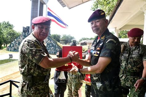 Ketua Turus Tentera Darat Diraja Thailand Dianugerah Beret Merun Sayap