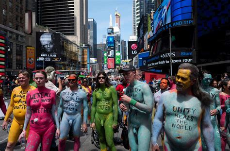 Zahlreiche Menschen Haben Sich Nackt Auf Dem New Yorker Times Square