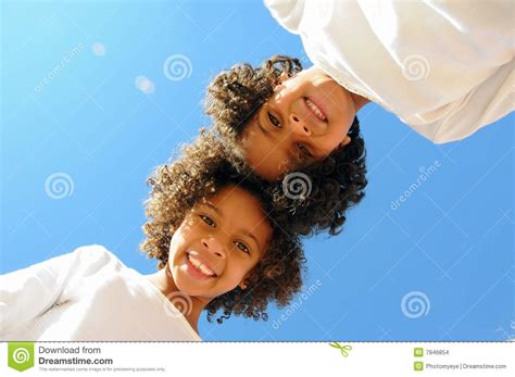 Zwei Kinder Kopf An Kopf Stockfoto Bild Von Blau Lächeln 7946854
