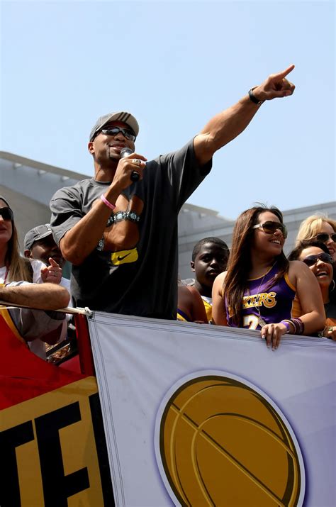 With game 7 back in new york the lakers were poised to win their first championship since moving to la, but their psyches took a bruising when reed came out of nowhere and scored the game's first two baskets. Los Angeles Lakers NBA Finals Championship Victory Parade - Zimbio