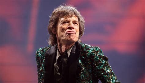 Mick jagger has enlisted the drumming skills of dave grohl for a brand new surprise track that's just been unveiled, entitled 'eazy sleazy'. MICK JAGGER COMPARA GLASTONBURY A LAS CARRERAS DE ASCOT | PyD
