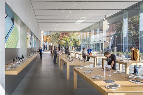 Gold apple in app store. Galería de Stanford Apple Store / Bohlin Cywinski Jackson - 5