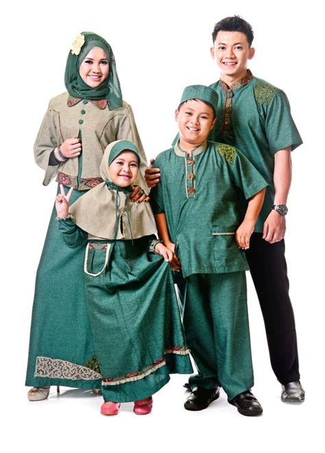 Tak ada baju seragam keluarga yang biasanya dilakukan keluarga artis lain. 16 Ide Baju Lebaran Seragam Keluarga - Ragam Muslim