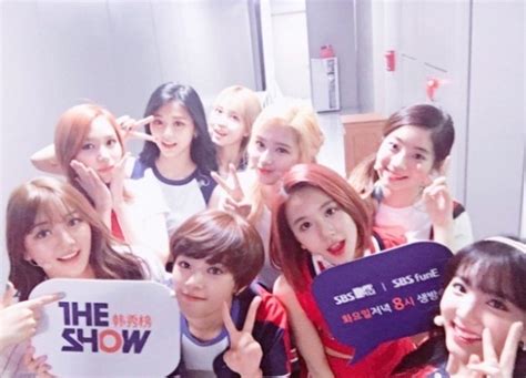 Twice、エナジー溢れる9人の少女たち「the Show」出演の認証ショット公開 Kstyle