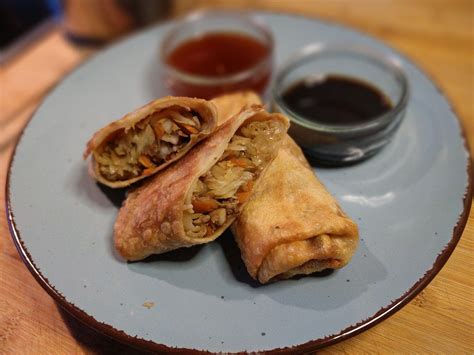Chinesische Frühlingsrollen Loempia mit süßsauer-Sauce von