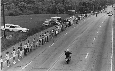 hands across america in springfield township ohio may 25 1986 [2560x1599] r historyporn