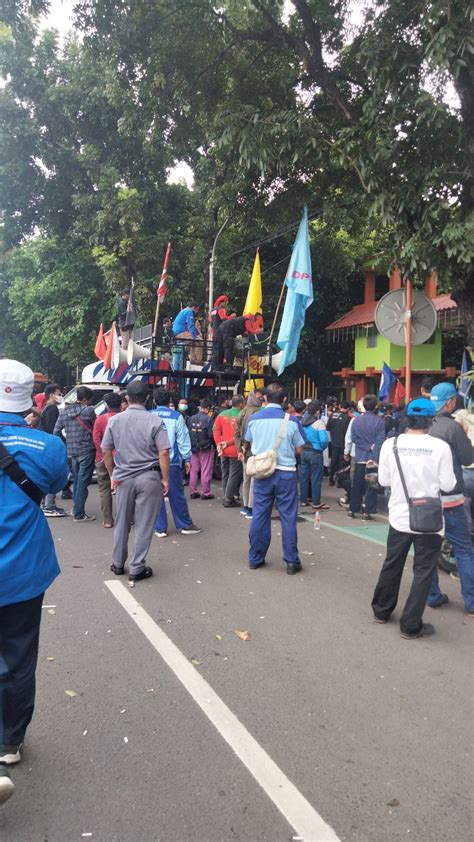 Meski Umk Tertinggi Di Indonesia Buruh Kota Bekasi Tuntut Kenaikan