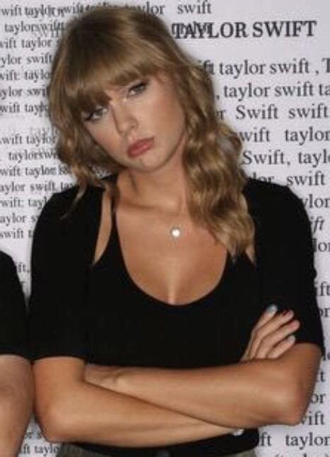 Taylor Swift Cleavage 44