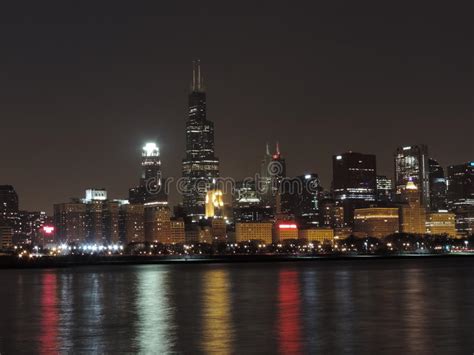 Horizon De Van De Binnenstad Van Chicago Bij Schemer Stock Afbeelding