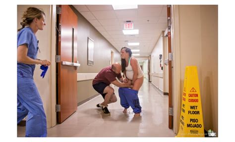 Beautiful Photos Tell The Story Of Mama Giving Birth In Er Hallway