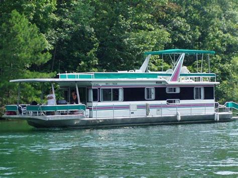 Good clean rooms not far from sunset marina on dale hollow lake. 60-foot Discoverer Houseboat
