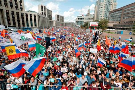 Russians Protest Barring Opposition Figures From City Council Ballot
