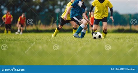 Niños Jugando Fútbol Juego Niños Divertirse En El Deporte Niños